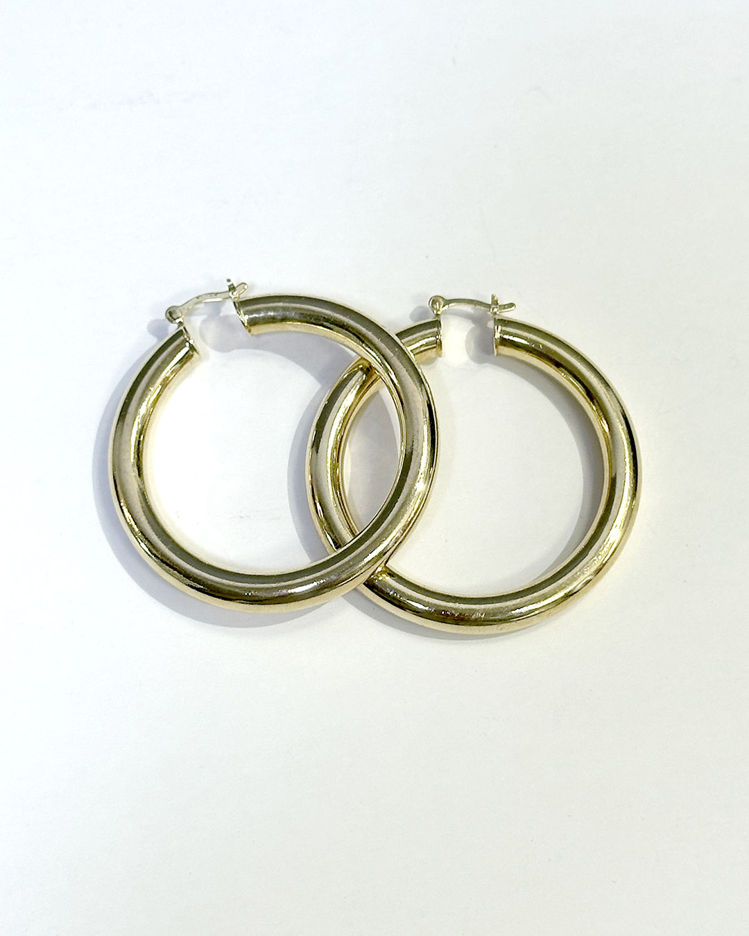 26-004DC Gold Tone Hoop Earrings Gold Tone Hoop Earrings